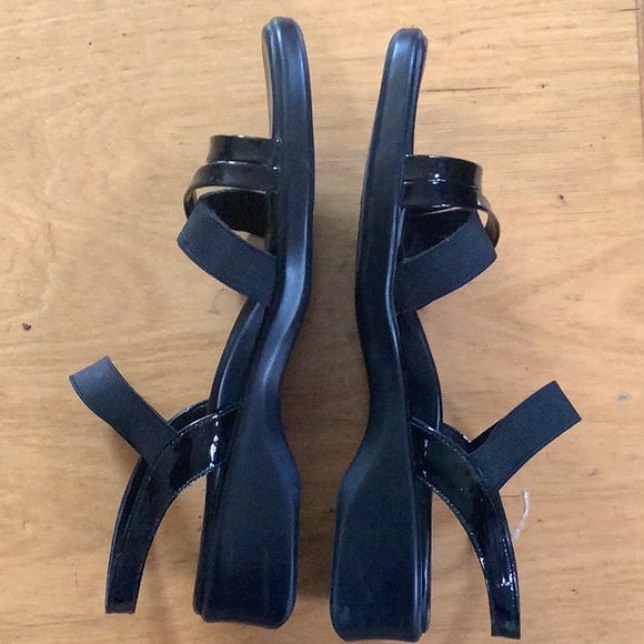 Women’s sandals. Munro. Size 9m but run narrow. Black. Excellent condition. - Picture 2 of 4
